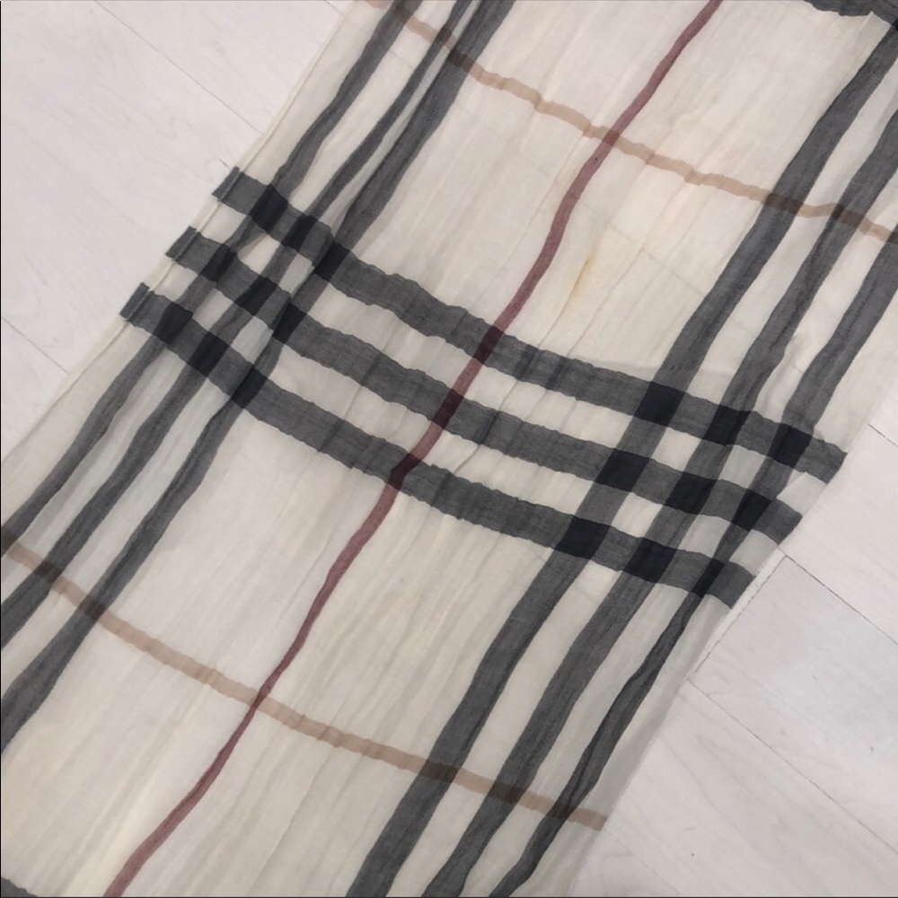 Burberry light weight scarf